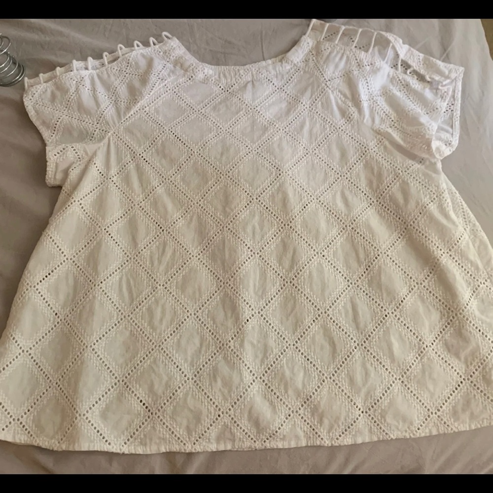 super cute white top!!